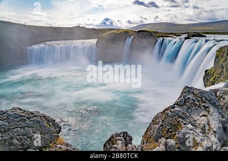 Cascata Godafoss, nebbia da spruzzi d'acqua in una mattina nuvolosa, Islanda Foto Stock