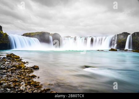 Cascata Godafoss, nebbia da spruzzi d'acqua in una mattina nuvolosa, Islanda Foto Stock