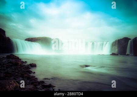 Cascata Godafoss, nebbia da spruzzi d'acqua in una mattina nuvolosa, Islanda Foto Stock