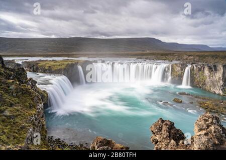 Cascata Godafoss, nebbia da spruzzi d'acqua in una mattina nuvolosa, Islanda Foto Stock