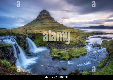 Famosa montagna Kirkufell sulla penisola di Snaefellsness nell'Islanda occidentale, fotografia di paesaggio Foto Stock
