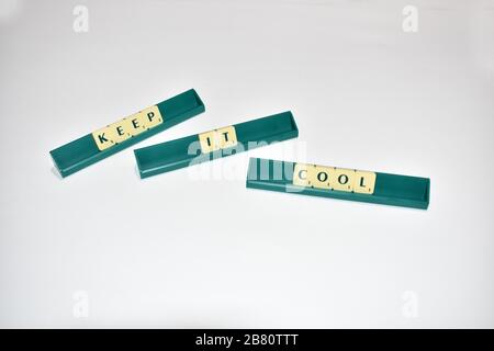 Le piastrelle Scrabble incantano tenerlo fresco. Citazione motivazionale blocchi Scrabble lettere Grigio sfondo citazione di vita indurre alfabeto. Foto Stock