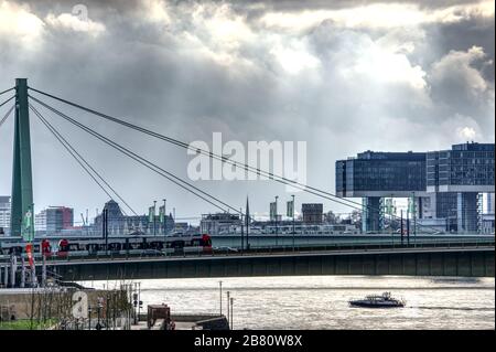 Deutzer Bridge ora blu con Rheinau Haven sullo sfondo in HDR Foto Stock