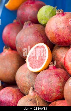 Melograni, arance, lime in mostra, spremiagrumi, Marocco Foto Stock