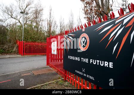 Una visione generale dei cancelli dell'Hallam FM Academy, centro di addestramento di Sheffield United. I club della Premier League si riuniranno il giovedì mattina per discutere gli incontri e le finanze in mezzo alla pandemia di coronavirus. Foto Stock