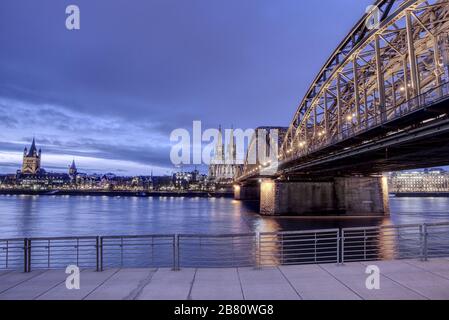 Cattedrale di Colonia di notte da Riverside in ora blu Foto Stock