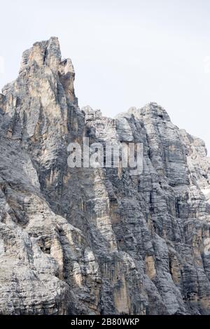 Particolare della maestosa vetta Sorapiss della catena alpina italiana, in particolare nelle Dolomiti. Foto Stock