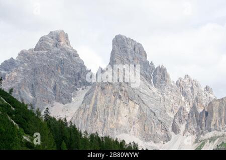 Particolare della maestosa vetta Sorapiss della catena alpina italiana, in particolare nelle Dolomiti. Foto Stock