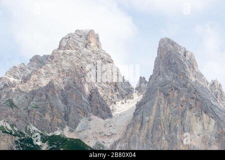 Particolare della maestosa vetta Sorapiss della catena alpina italiana, in particolare nelle Dolomiti. Foto Stock