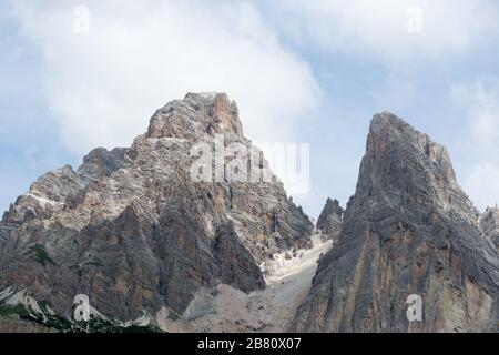 Particolare della maestosa vetta Sorapiss della catena alpina italiana, in particolare nelle Dolomiti. Foto Stock