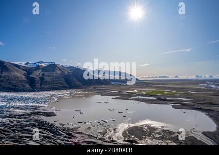 Laguna glaciale ai piedi della lingua glaciale di Skaftafell, parte del ghiacciaio Vatnajokull, Islanda, il più grande ghiacciaio d'Europa Foto Stock