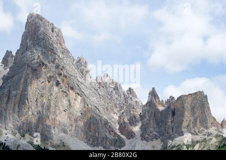 Particolare della maestosa vetta Sorapiss della catena alpina italiana, in particolare nelle Dolomiti. Foto Stock