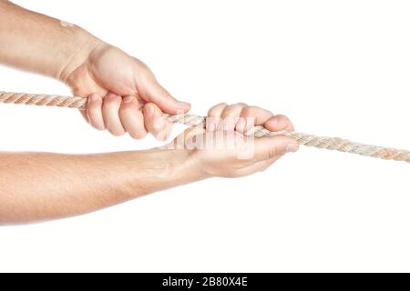 L'uomo tira una corda con entrambe le mani. Su sfondo bianco. Foto Stock