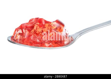 Un cucchiaio pieno di gelatina rossa. Su sfondo bianco. Foto Stock