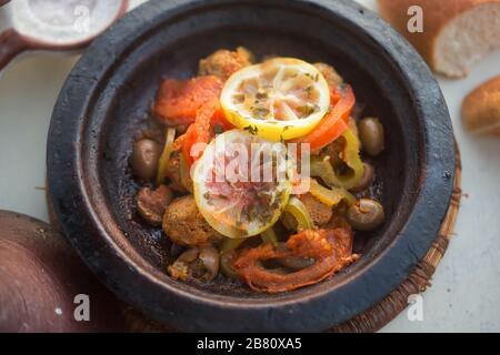 Grigliate di frittura cruda con verdure, ristorante marocchino Foto Stock