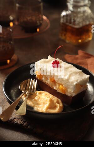 Cocktail di frutta, budino bianco uovo e strato di cioccolato con salsa alla vaniglia Foto Stock