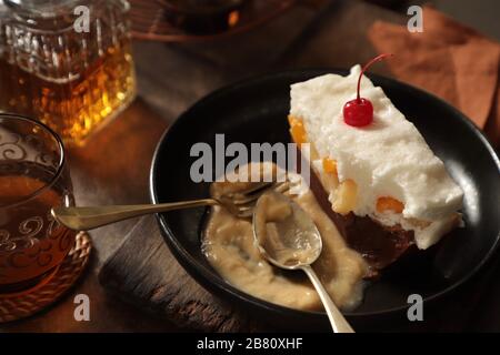 Cocktail di frutta, budino bianco uovo e strato di cioccolato con salsa alla vaniglia Foto Stock