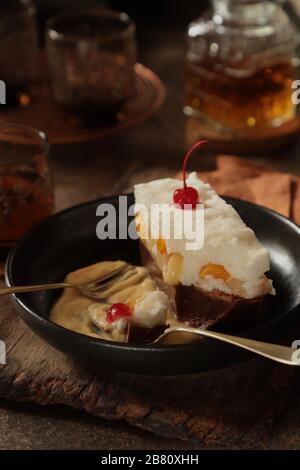 Cocktail di frutta, budino bianco uovo e strato di cioccolato con salsa alla vaniglia Foto Stock