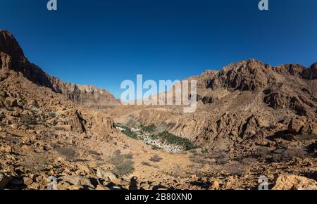 All'interno dello stretto canyon di Wadi Tiwi a Shab vicino a Mascat in Oman Foto Stock