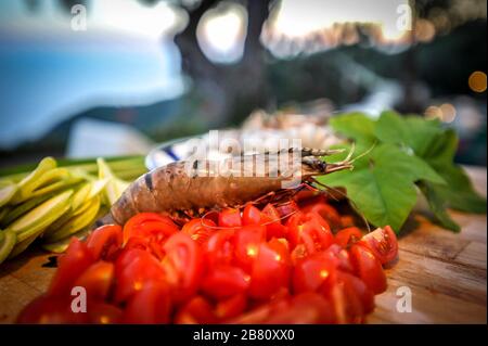 Pomodori ciliegini tritati con zucchine e gamberi. Foto Stock