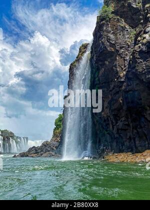 Parco Nazionale delle Cascate di Iguassu; cascate multiple, vegetazione, fiume, natura, alta scogliera, potente, vista sul lungomare, cielo drammatico, Iguazu; Iguacu; S. Foto Stock