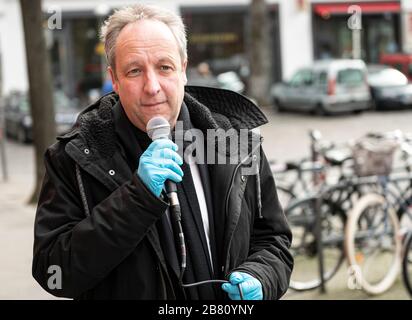 Berlino, Germania. 19 Mar 2020. Christian Stäblein, Vescovo della Chiesa evangelica Berlino-Brandeburgo-schlesische Oberlausitz, parla di fronte alla Chiesa della Passione con guanti protettivi di un piano di crisi delle tavole per sostenere i bisognosi durante la pandemia di coronavirus. Credit: Fabian Sommer/dpa/Alamy Live News Foto Stock