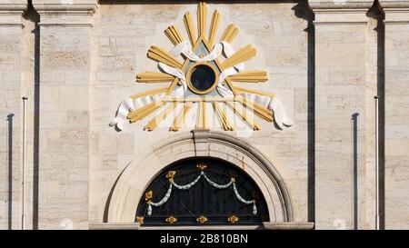 Facciata di una chiesa monastery con molti elementi simbolici Foto Stock