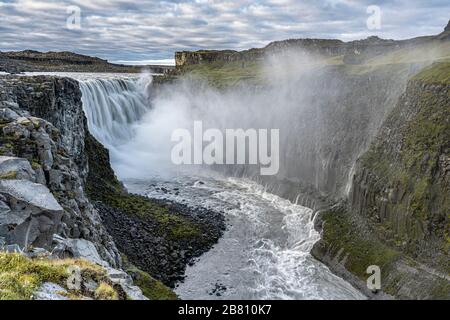 La famosa Dintifoss nel nord dell'Islanda è una delle più grandi cascate d'Europa Foto Stock