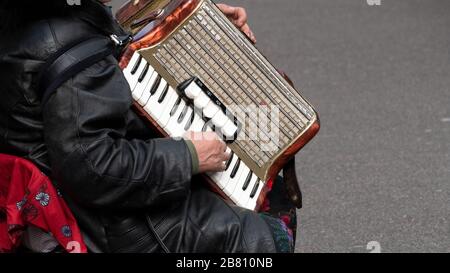 Suonando il musicista di strada Foto Stock