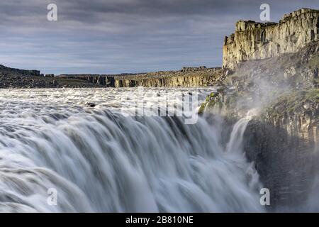 La famosa Dintifoss nel nord dell'Islanda è una delle più grandi cascate d'Europa Foto Stock