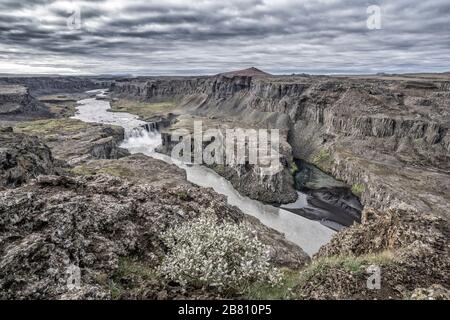 Cascata Havragilsfoss vicino a Dettifoss nel profondo canyon di Joekulsa, fiume Fjoellum nelle Highland dell'Islanda settentrionale Foto Stock