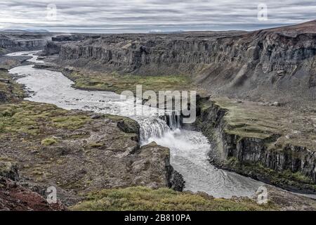 Cascata Havragilsfoss vicino a Dettifoss nel profondo canyon di Joekulsa, fiume Fjoellum nelle Highland dell'Islanda settentrionale Foto Stock