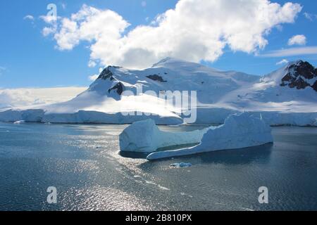 Coste congelate, ghiaccioli e montagne della Penisola Antartica. Le montagne a Paradise Bay sulla Costa del Banco, Antartide Foto Stock