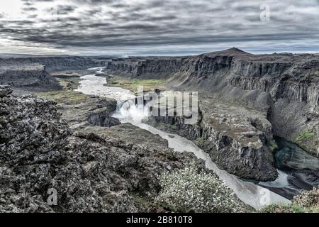 Cascata Havragilsfoss vicino a Dettifoss nel profondo canyon di Joekulsa, fiume Fjoellum nelle Highland dell'Islanda settentrionale Foto Stock