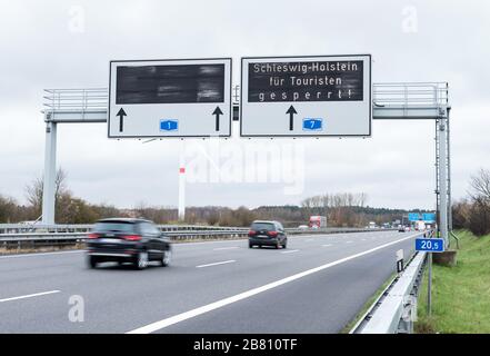 Seevetal, Germania. 19 Mar 2020. 'Schleswig-Holstein chiuso per i turisti' è scritto su un display digitale sopra l'autostrada A1 in direzione nord poco prima dello svincolo di Maschener Kreuz. Per rallentare la diffusione del virus corona, Schleswig-Holstein sta chiudendo le sue località di villeggiatura. Credit: Daniel Bockwoldt/dpa/Alamy Live News Foto Stock