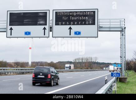 Seevetal, Germania. 19 Mar 2020. 'Schleswig-Holstein chiuso per i turisti' è scritto su un display digitale sopra l'autostrada A1 in direzione nord poco prima dello svincolo di Maschener Kreuz. Per rallentare la diffusione del virus corona, Schleswig-Holstein sta chiudendo le sue località di villeggiatura. Credit: Daniel Bockwoldt/dpa/Alamy Live News Foto Stock