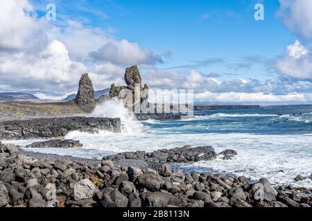 Londrangar monolito di roccia basaltica nella costa meridionale della penisola di Snaefellsness nell'Islanda occidentale, fotografia paesaggistica Foto Stock