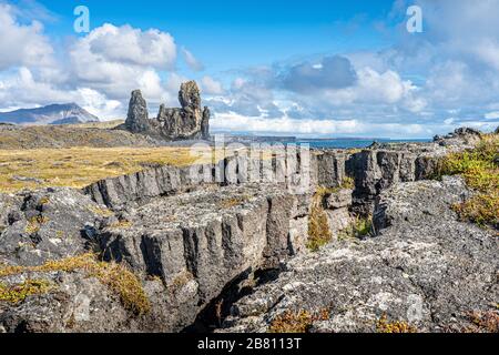 Londrangar monolito di roccia basaltica nella costa meridionale della penisola di Snaefellsness nell'Islanda occidentale, fotografia paesaggistica Foto Stock