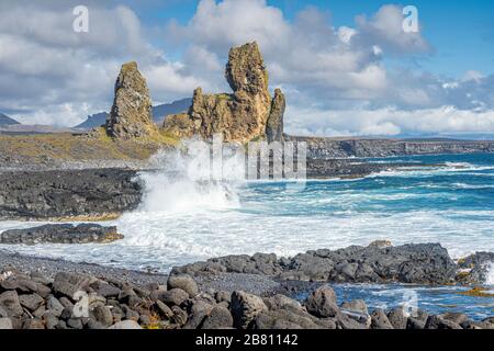 Londrangar monolito di roccia basaltica nella costa meridionale della penisola di Snaefellsness nell'Islanda occidentale, fotografia paesaggistica Foto Stock