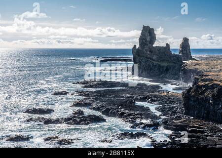 Londrangar monolito di roccia basaltica nella costa meridionale della penisola di Snaefellsness nell'Islanda occidentale, fotografia paesaggistica Foto Stock