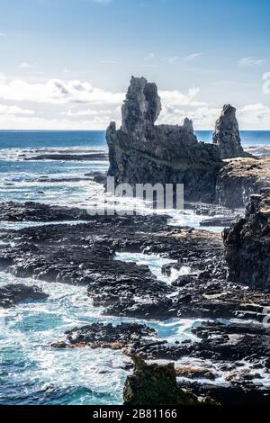 Londrangar monolito di roccia basaltica nella costa meridionale della penisola di Snaefellsness nell'Islanda occidentale, fotografia paesaggistica Foto Stock