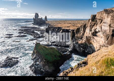 Londrangar monolito di roccia basaltica nella costa meridionale della penisola di Snaefellsness nell'Islanda occidentale, fotografia paesaggistica Foto Stock