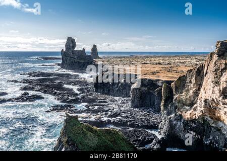 Londrangar monolito di roccia basaltica nella costa meridionale della penisola di Snaefellsness nell'Islanda occidentale, fotografia paesaggistica Foto Stock