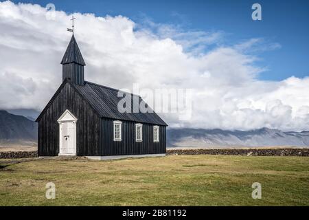 lonesome chiesa nera di Budir alla costa sud di Penisola di Snaefellsness nell'Islanda occidentale Foto Stock