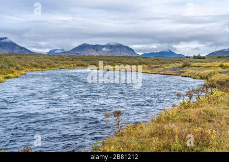 paesaggio vulcanico con lago e campo lavico coperto di muschio Gli altopiani dell'Islanda Foto Stock