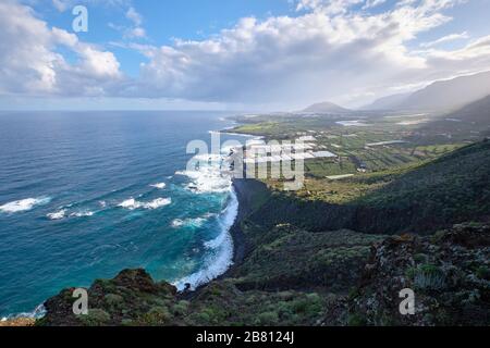 Vista sulla costa nord di Buenavista, con paesaggio di piantagioni di banane dal punto di vista di Punta del Fraile, Tenerife, Isole Canarie Foto Stock