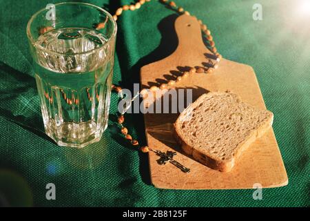 pane e acqua prestati prima di pasqua con perle rosarie . Foto Stock