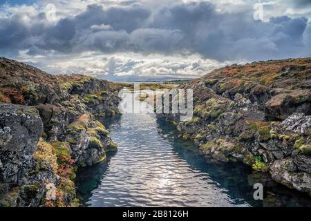 Il parco nazionale di Thingvellir in Islanda, è un sito di importanza storica, culturale e geologica, la fessura devia le placche tettoniche Foto Stock