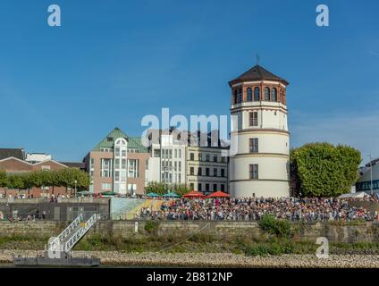 Dusseldorf, Renania, Germania, 09/15/2019 - un festival sulle rive del fiume Reno visto dal punto di vista del fiume con Burgplatz vecchio castello a. Foto Stock