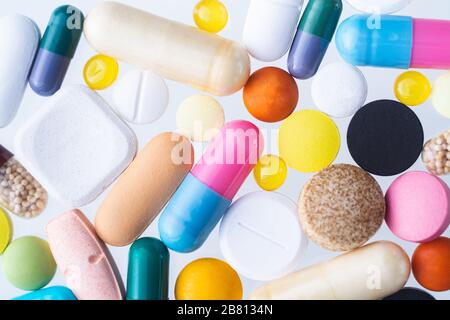 Colorful modello di pillole assortite su sfondo bianco. Foto Stock